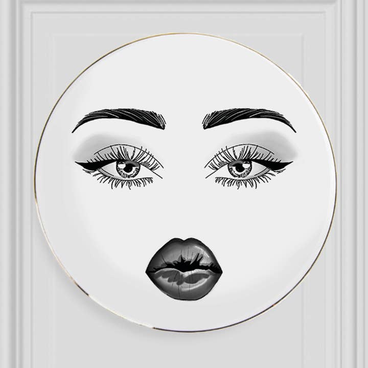 Wink Wink- Pout Fine Bone China Plate för wholesale av Catherine Loves
