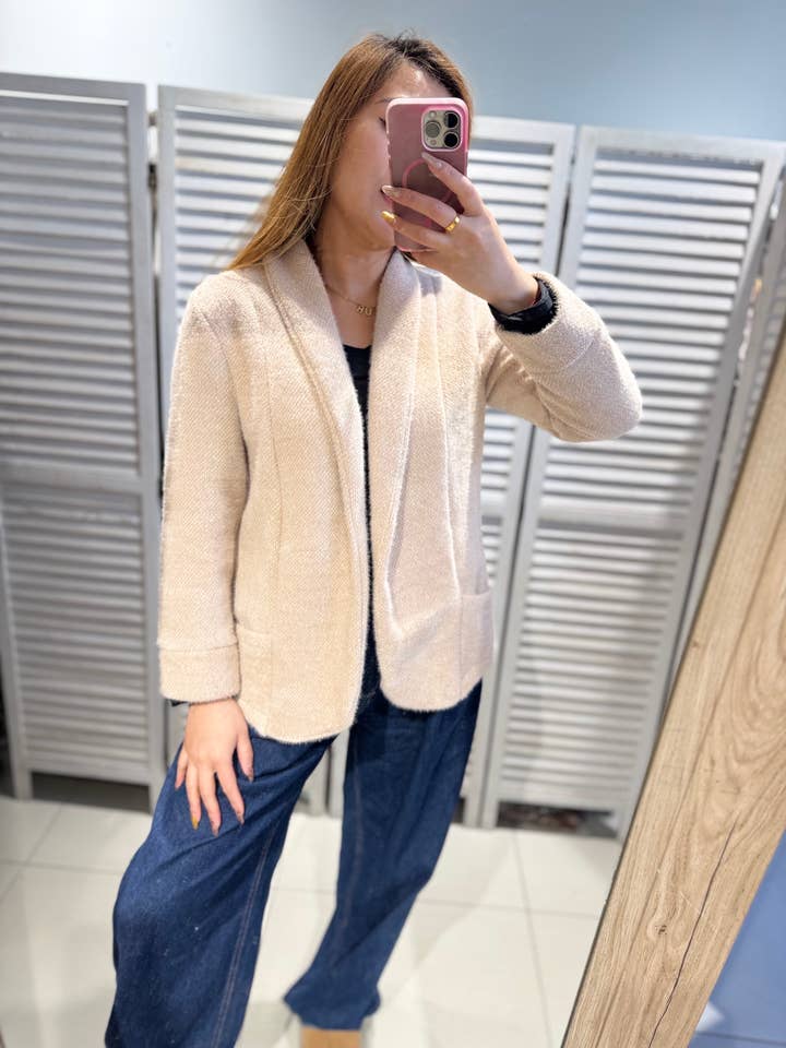 Elegant Damejakke med Åben Krave - Gia165ecru for engroshandel hos VICTORIA&ISAAC