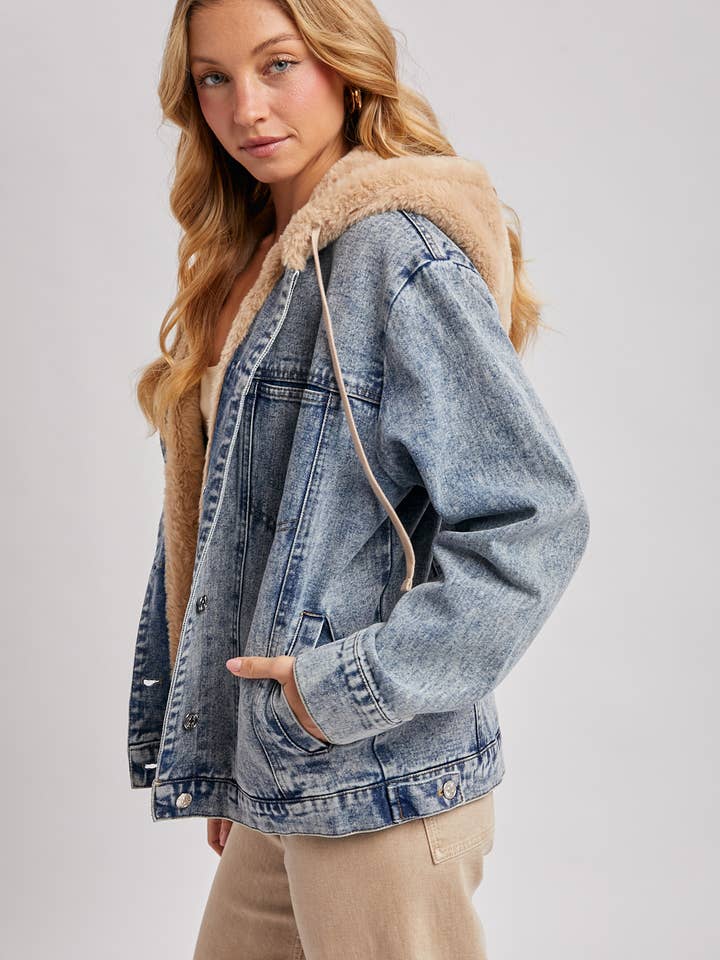 Bluivy – wholesale Jeansjackor – Dam – Knäppt jeansjacka med fuskpäls och huva13