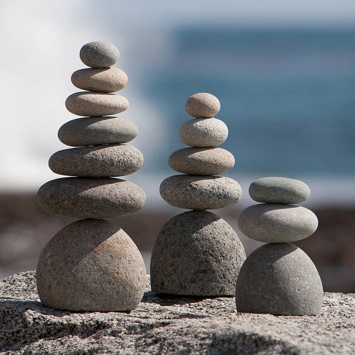 Cairns de pierres 4 tailles - 15 cm/ 25 cm/ 30 cm/ 38 cm Pierres grises pour la vente par Garden Age Supply