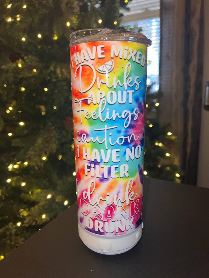 Gobelet à boire avec haut-parleur Bluetooth pour la vente par WebbLynn Design LLC.