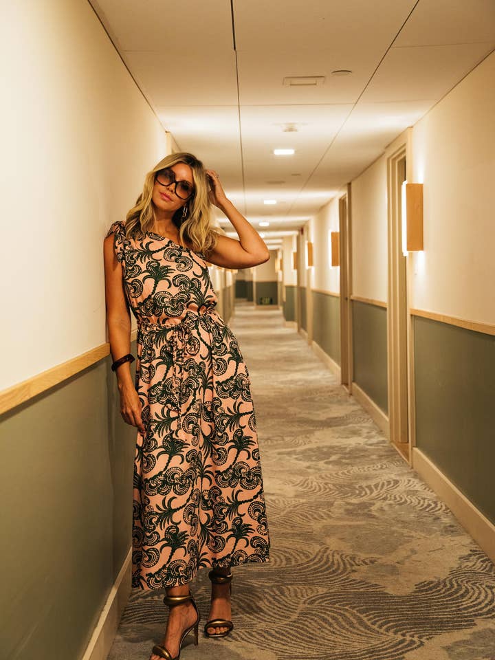 Vestido Maxi Helen con Tirante de Lazo en un Hombro y Cinturón para venta al por mayor de Escapada Living