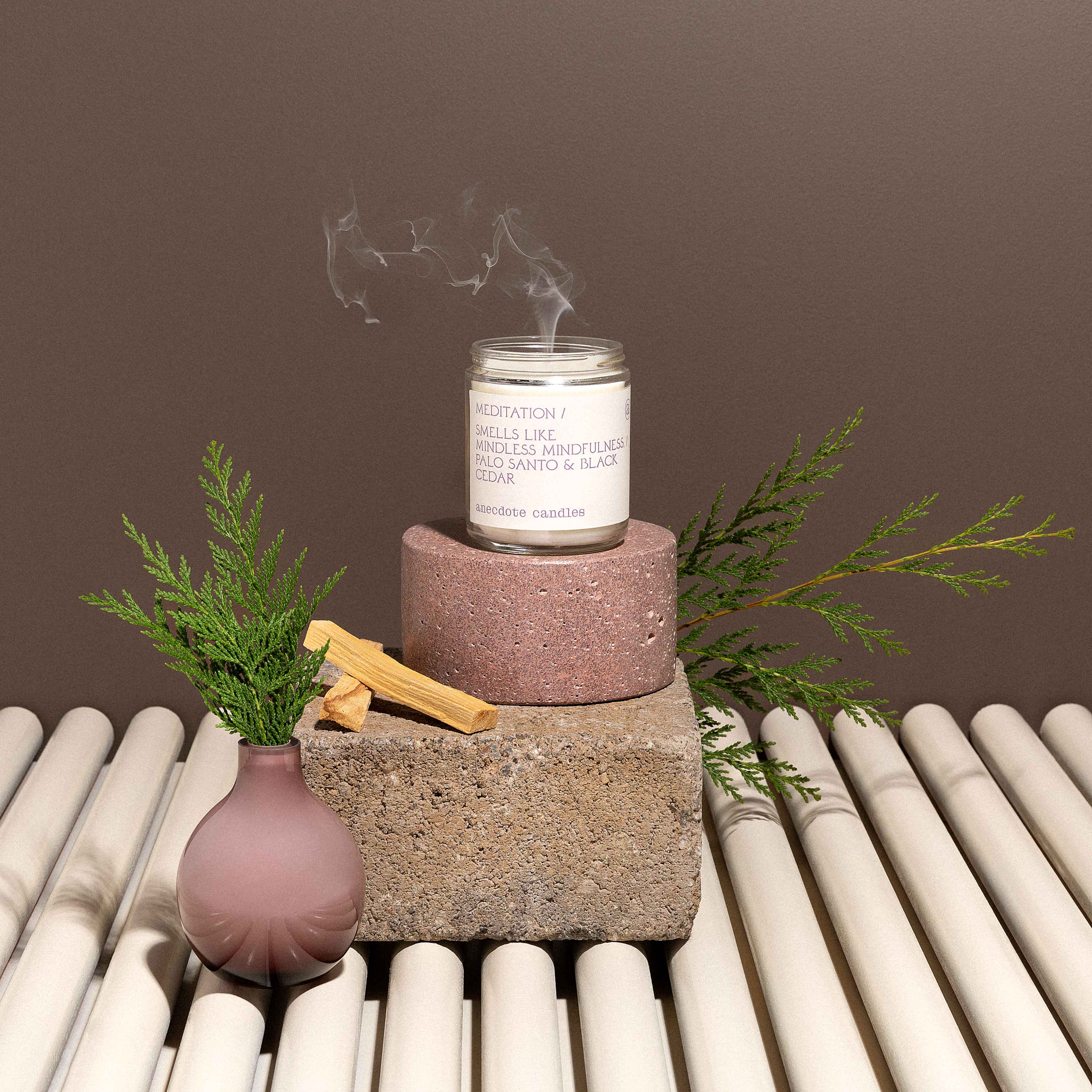 Anecdote Candles - Venta al por mayor Velas en tarros - Vela en tarro de cristal para meditación (Palo Santo y cedro negro)2