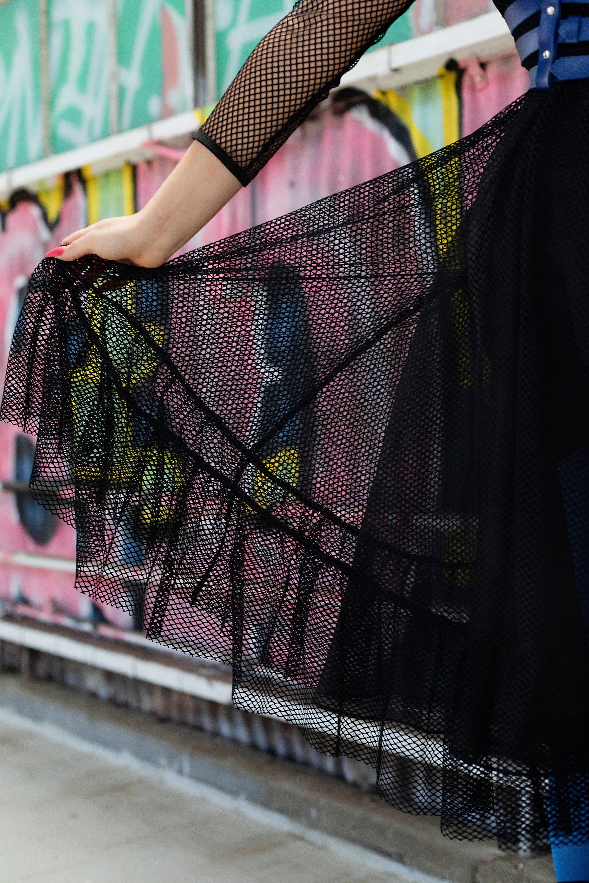 Weasel Wear – wholesale Klänning - Dam – Drastik Fisknät Volangklänning med Inbyggd Romper - Svart Fisknät Maxi med Volangkant & Hjärtformad Romper (Retro Rebellion Edition)5