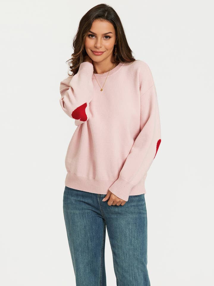 Pull en maille rose avec motif cœur rouge sur les manches pour la vente par FS Collection (Germany)