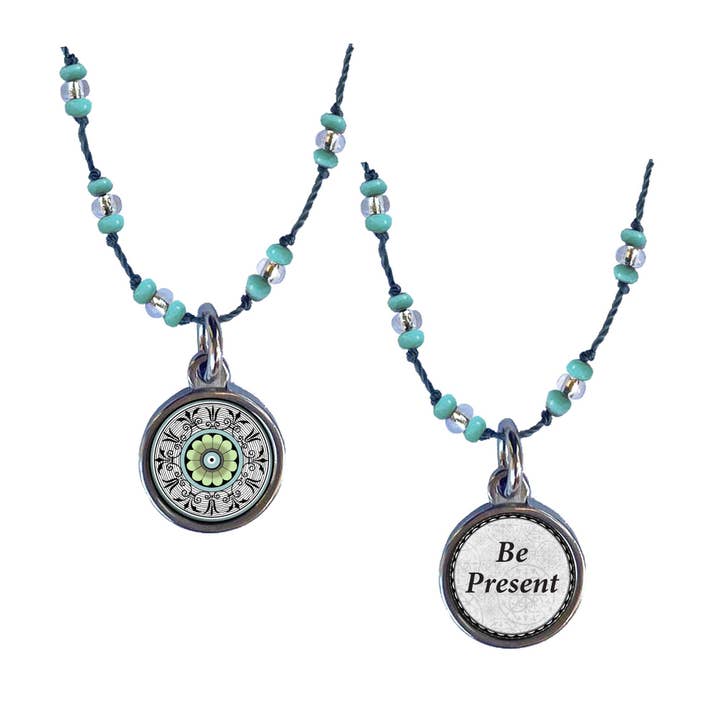 SPIRIT LALA LLC - Wholesale Halskettinghanger - Gehaakte kunstketting met koord - Seafoam grijze zijden ketting