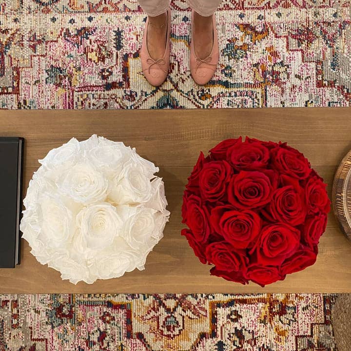 Rose Box NYC - Vente Fleur séchée/pressée - Demi-boule classique en céramique avec roses blanches pures1