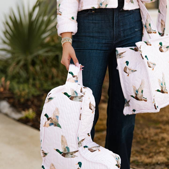 Borsa per stivali trapuntata rosa Mallory Ducks per la vendita all'ingrosso da parte di Ida Mae Home