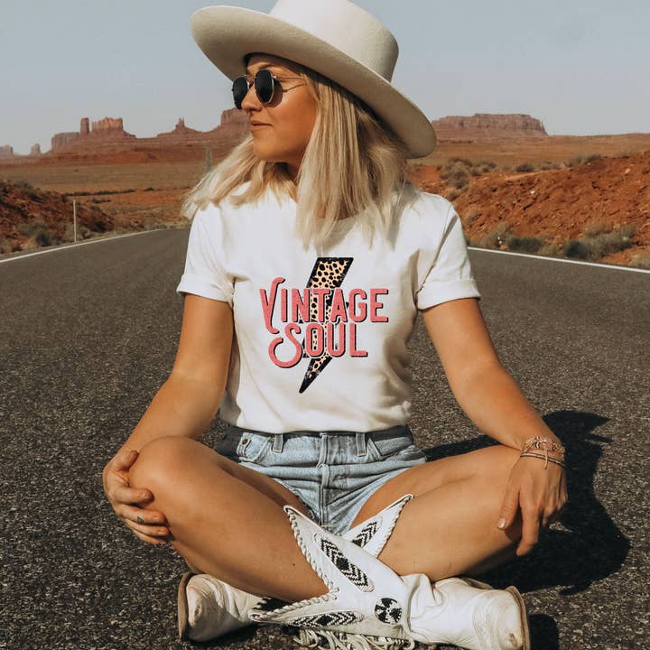 T-shirt graphique Vintage Soul pour la vente par The Southern Songbird Boutique