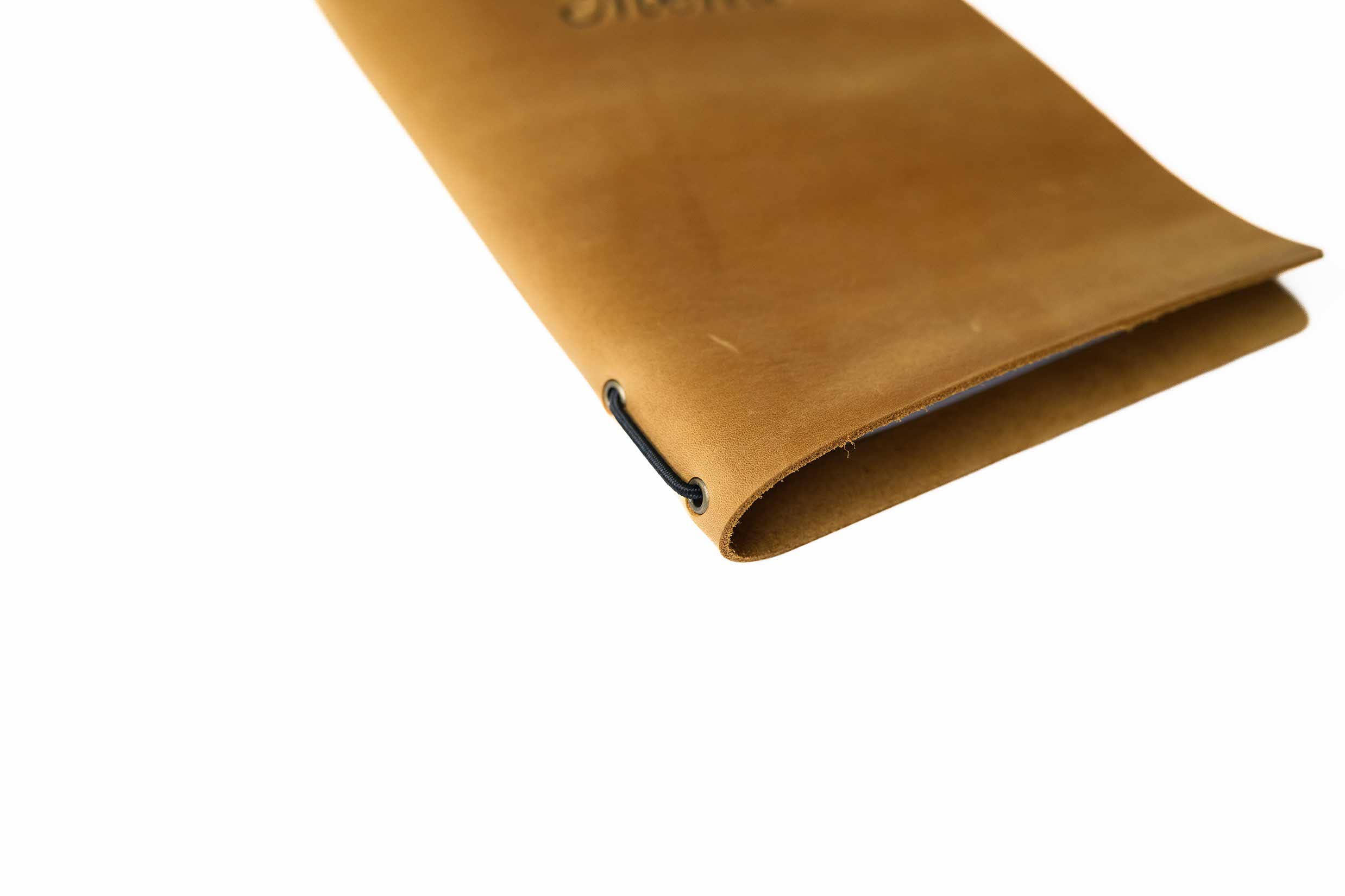 Inko Horeca Accessories – wholesale Mappar – Läder menymapp med gummilist för a5-ark2