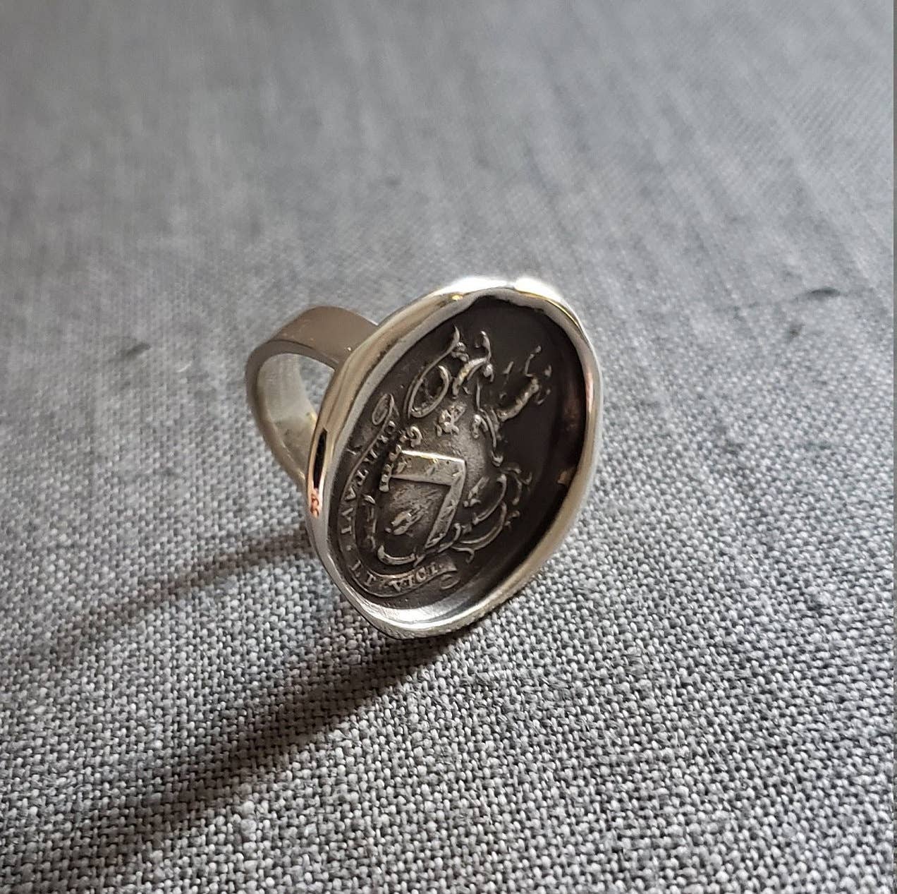 Plum and Posey - Venta al por mayor Anillos grandes/de cóctel - Anillo con escudo de sirenas - Lucha tus batallas1