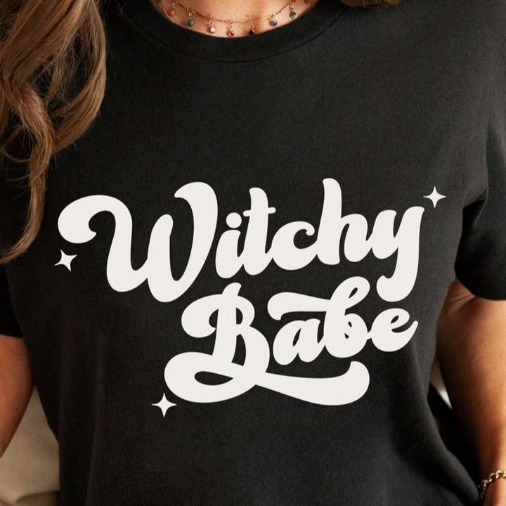 T-shirt Witchy Babe pour la vente par Peach Closet