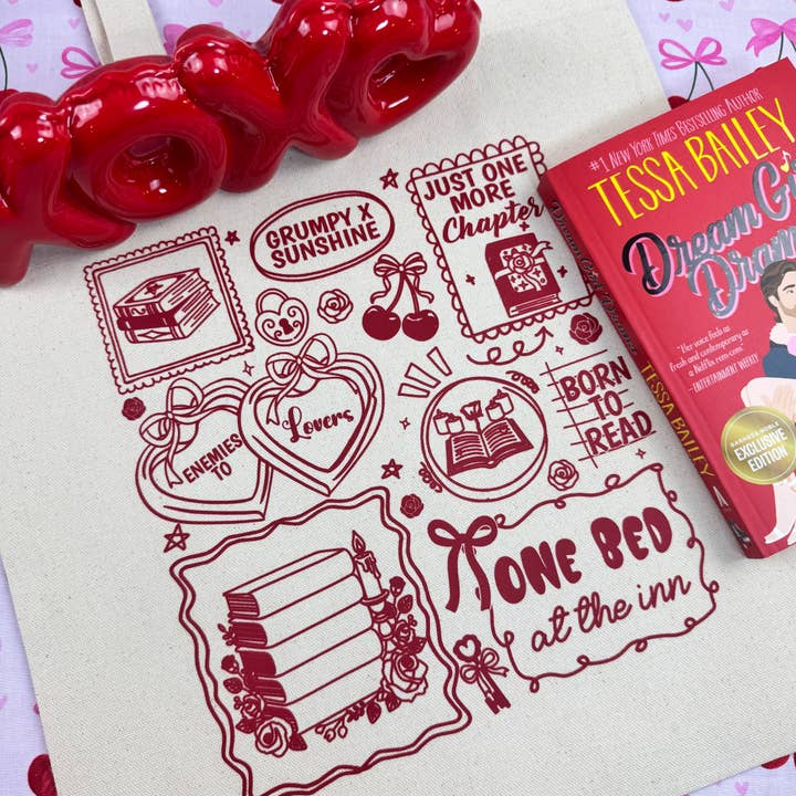 Sac en toile avec motifs de romance littéraire pour la vente par The Swoon Room