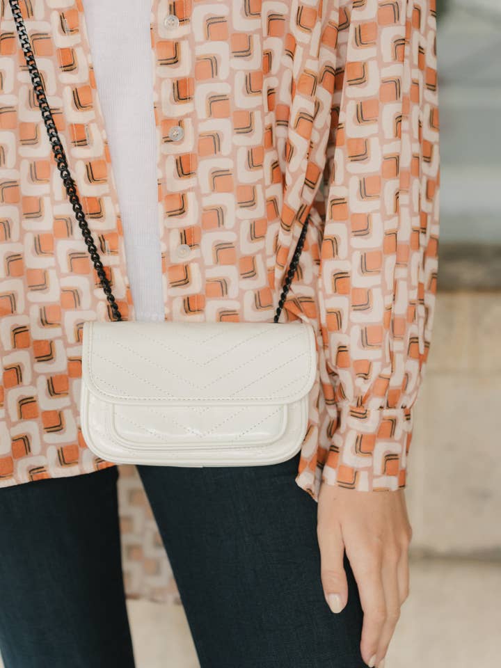 Sac à rabat en cuir porté bandoulière pour la vente par JULIA PARIS