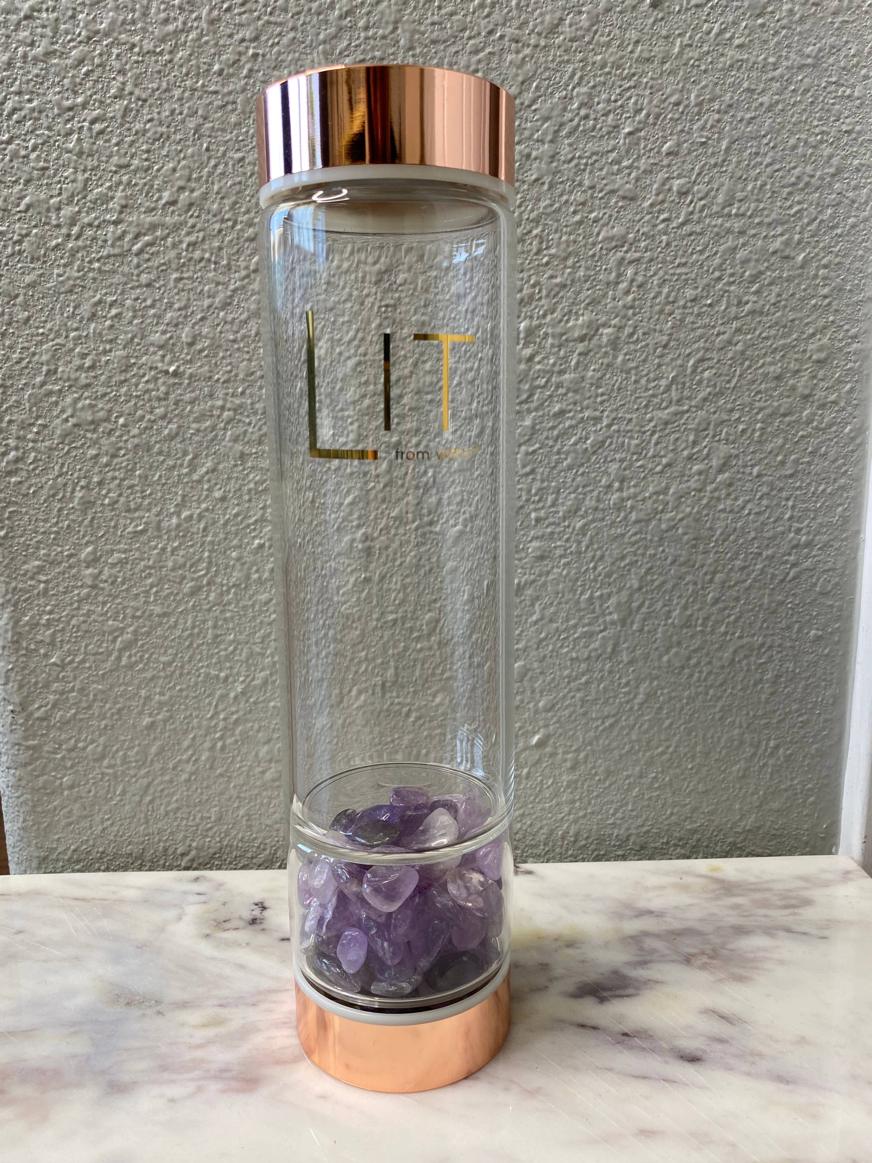 LIT From Within - Vendita all'ingrosso Borracce - Bottiglia d'acqua in vetro infusa con cristallo e dettagli rosa oro - Ametista3