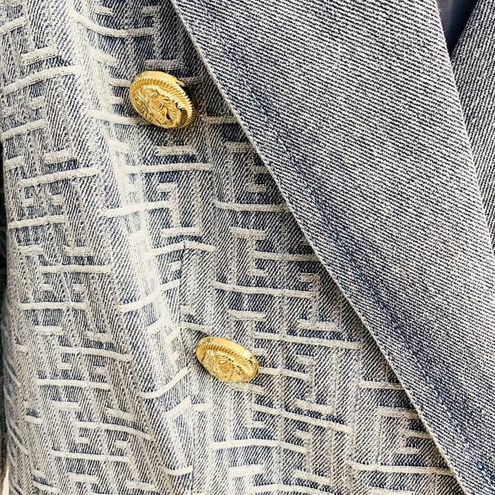 Blau Slim Fit Damenblazer aus Jacquard-Denim mit goldenen Löwenknöpfen für den Großhandel auf Faire3