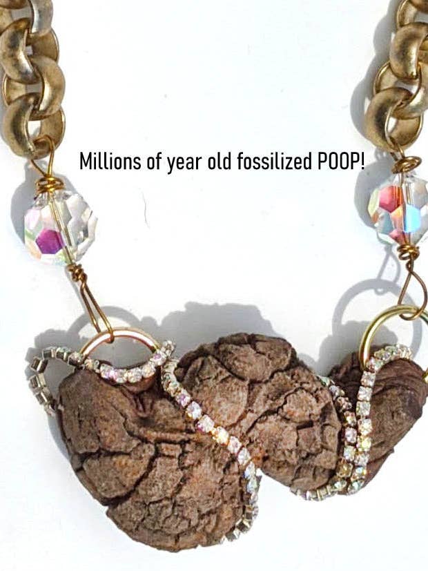 Collier à crottes anciennes glacées en copralite fossilisée Gay Isber, coffret cadeau unisexe pour la vente par Gay Isber Designs