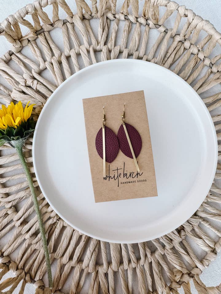 Øreringe med bordeaux læderblad og messingstang for engroshandel hos Whitebirch Handmade Goods