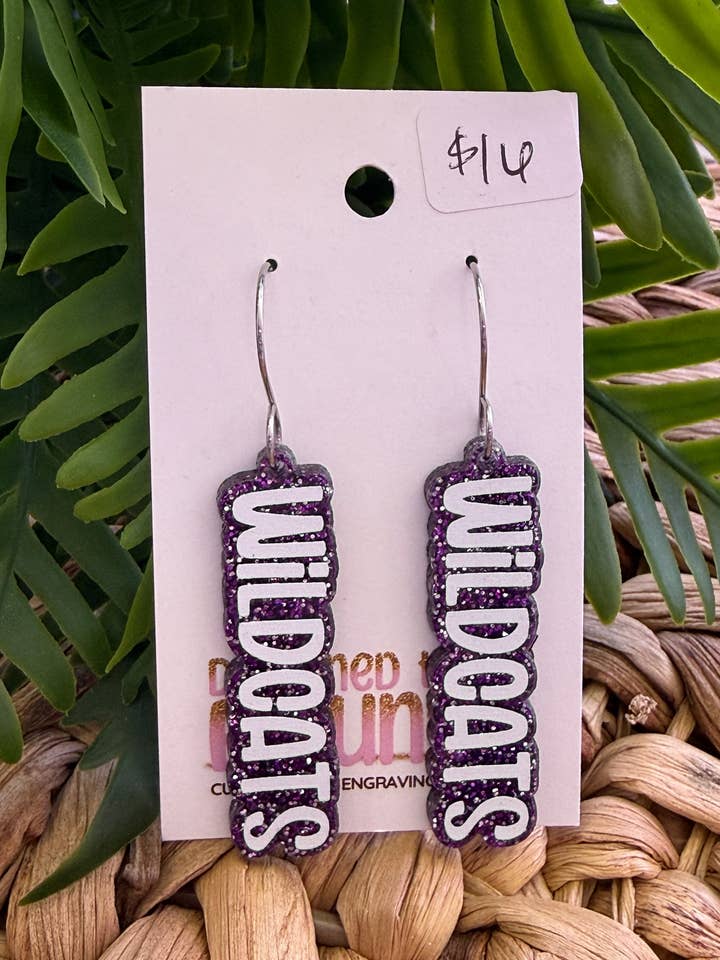 Boucles d'oreilles pendantes scintillantes imprimées UV Wildcats pour la vente par Designed To Flaunt