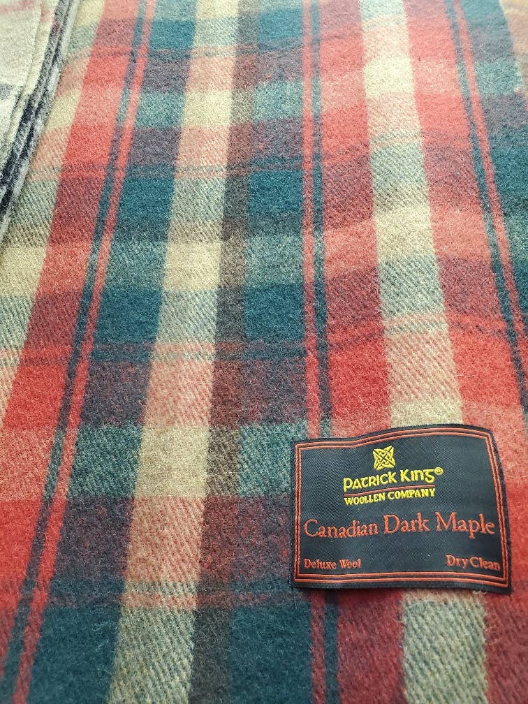 Patrick King Woollen Company – Engroshandel Tæppe – Dark Maple Deluxe Highland-plaidetæppe3