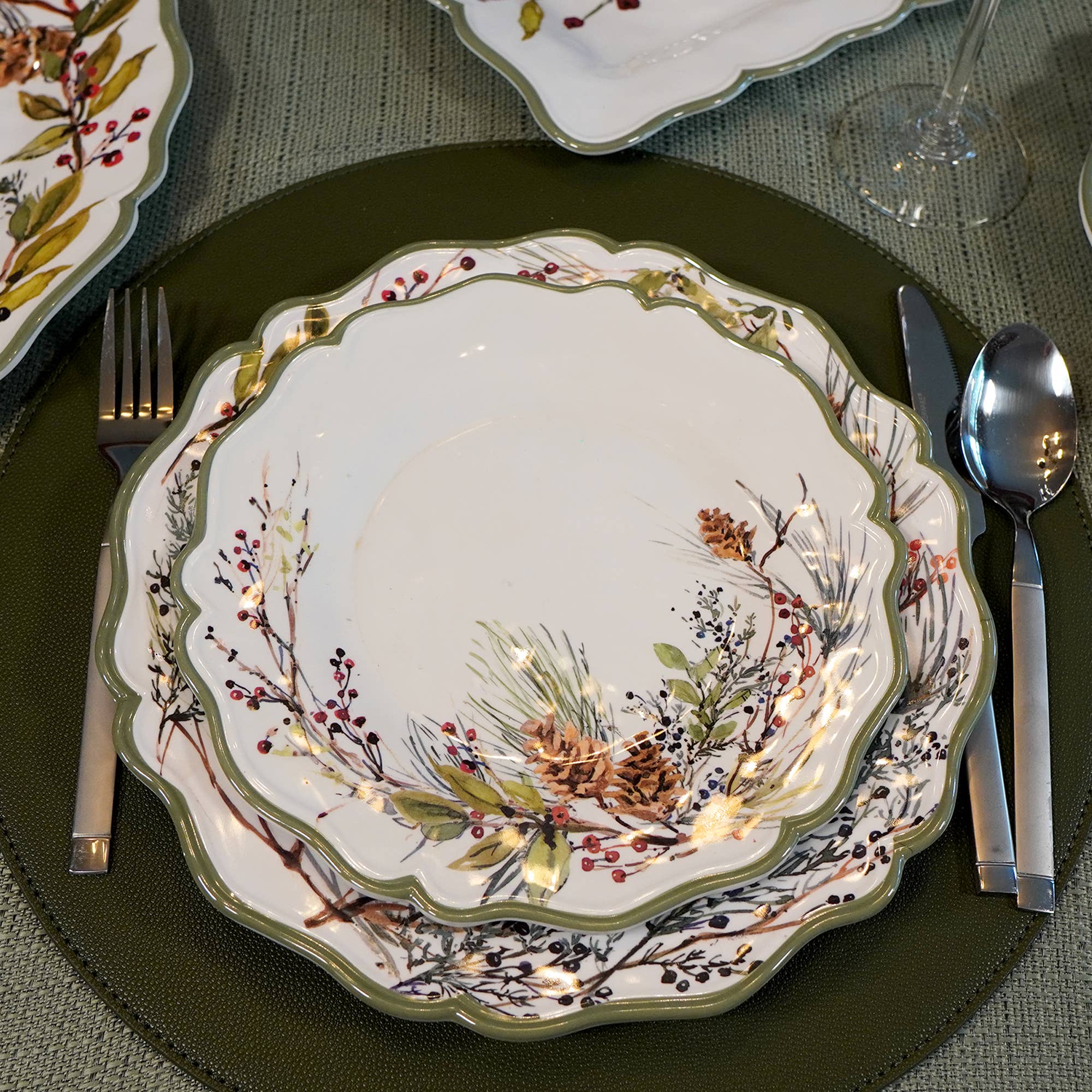 Certified International – wholesale Juldekoration – Winters Forest juliga salladstallrikar i melamin, 23 cm, set om 41