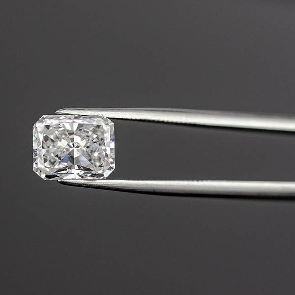 DV Custom Jewelry USA - Wholesale Single Stone/Solitaire Ring - Radiant 1-5 CT Loose Lab Grown Diamond (E-F/ VVS-VS) w/ IGI1