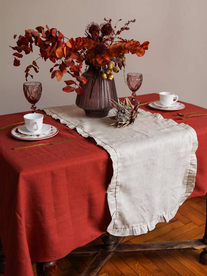 Naturlig linned bordløber med flæser for engroshandel hos Nich Linen