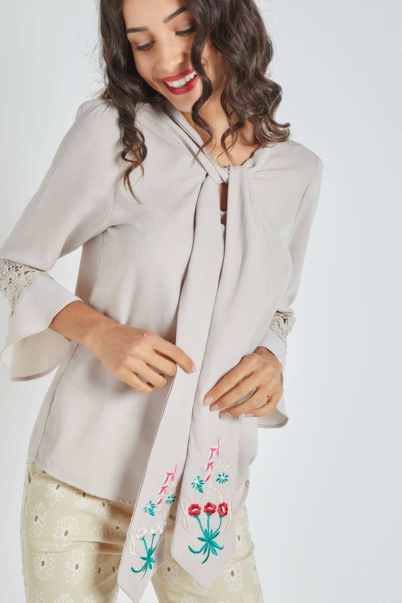 BanBat - Wholesale Blouse - Women's - Blouse with embroidered bow - LA-1903722