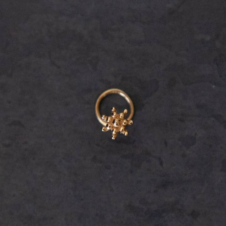 JAYA MOKSHA - Vendita all'ingrosso Piercing ad anello per naso - Piercing al naso placcato oro a forma di sole / Piercing al naso in oro / Gioielli tribali1