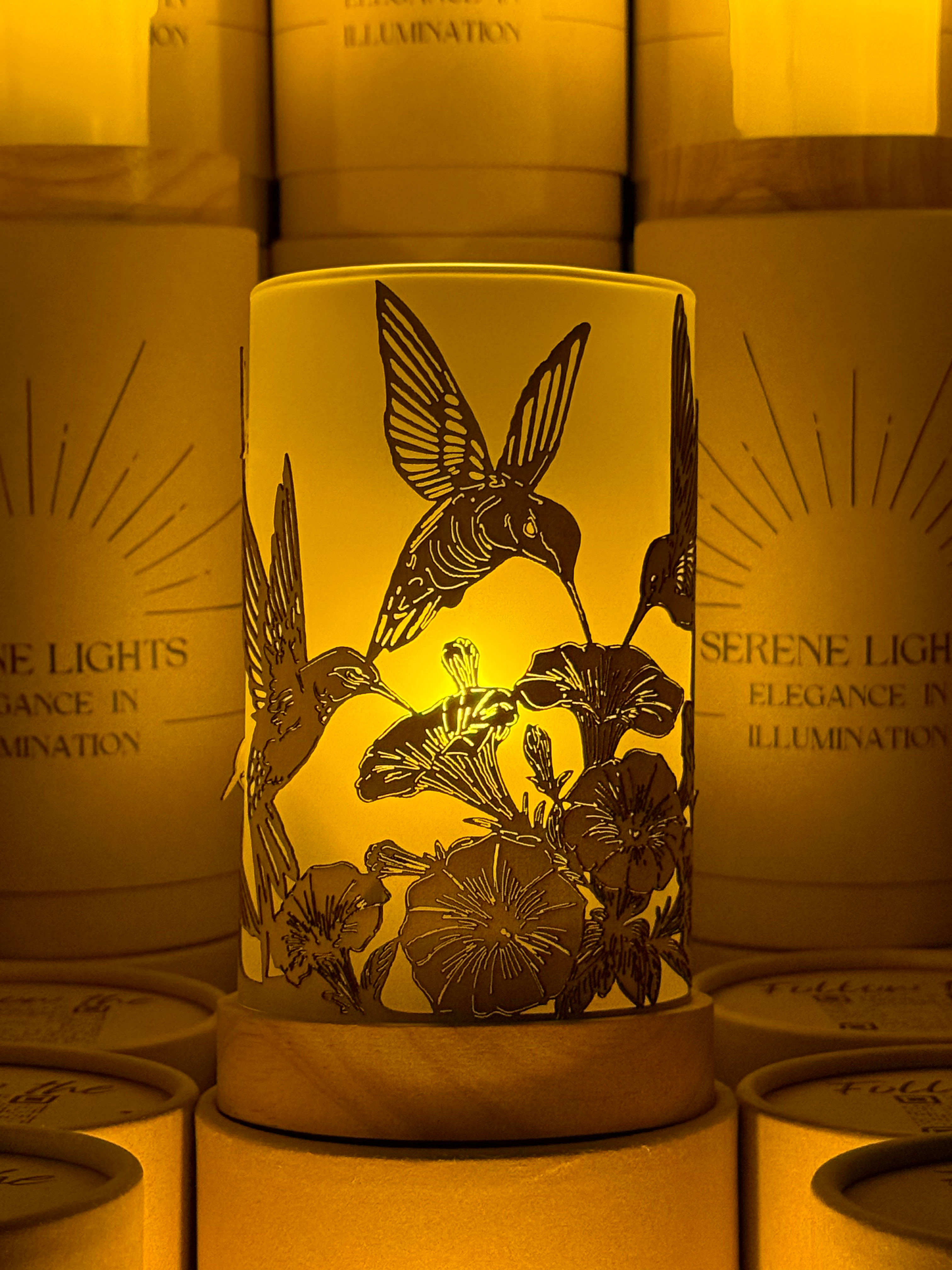 Serene Lights - Vente Décorations de table - Porte-bougie décoratif avec colibris en vol – Gravé au laser, placage de bois fait main, bougie LED rechargeable4