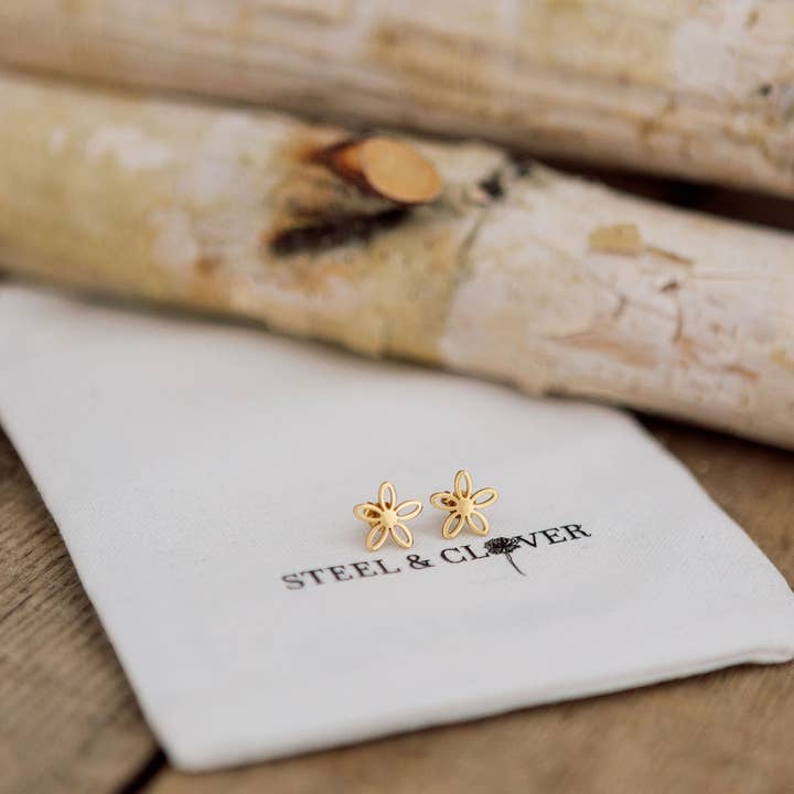 Gänseblümchen-Ohrstecker für den Großhandel von Steel & Clover