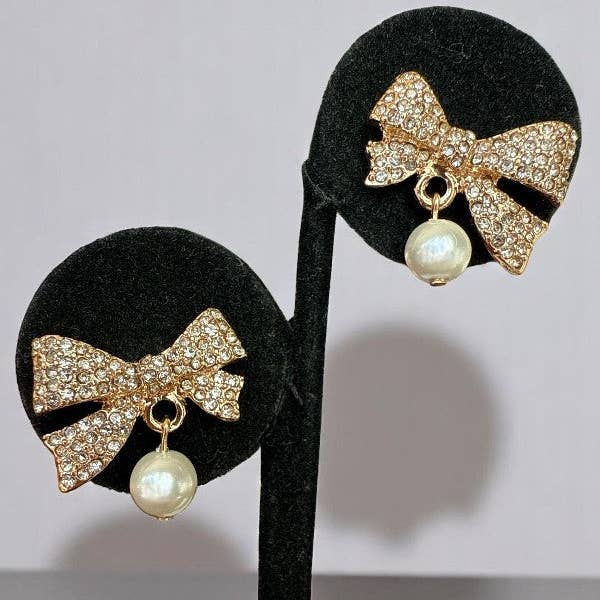 Andrea Bijoux - Vente Boucles d'oreilles pendantes - BOUCLE D'OREILLE PENDANTE AVEC NŒUD EN STRASS ET PERLE2