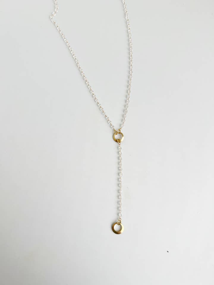 Schimmernde, durchsichtige Perlenkette in Y-Form mit goldenen Kreisen für den Großhandel von Bou Cou