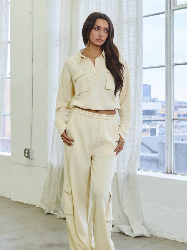 Ensemble haut à enfiler avec poche à surpiqûres contrastées et pantalon pour la vente par No Vacancy