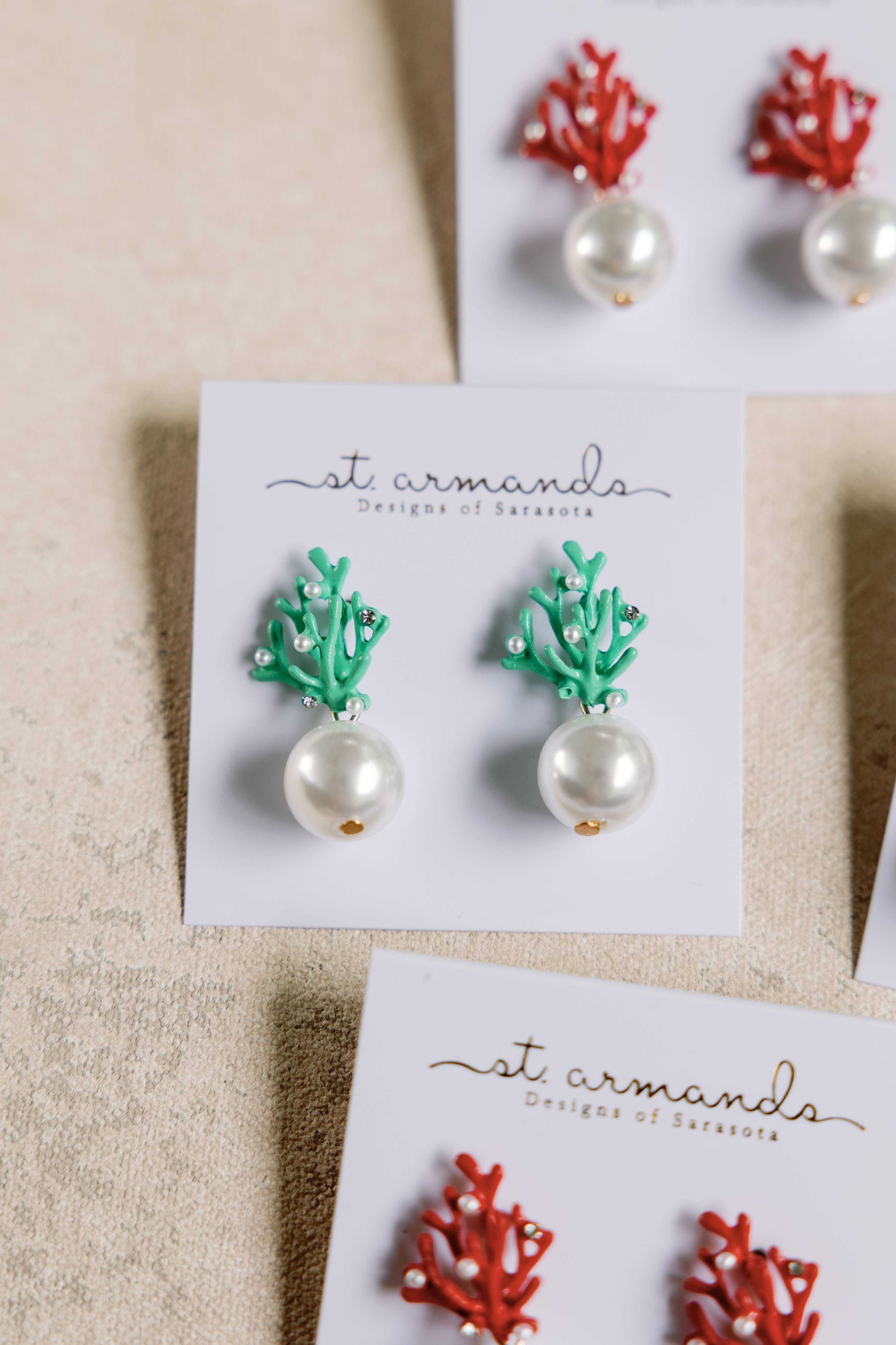 St Armands Designs of Sarasota - Vente Boucles d'oreilles pendantes - Mini-boucles d'oreilles tendance en corail turquoise et perles9