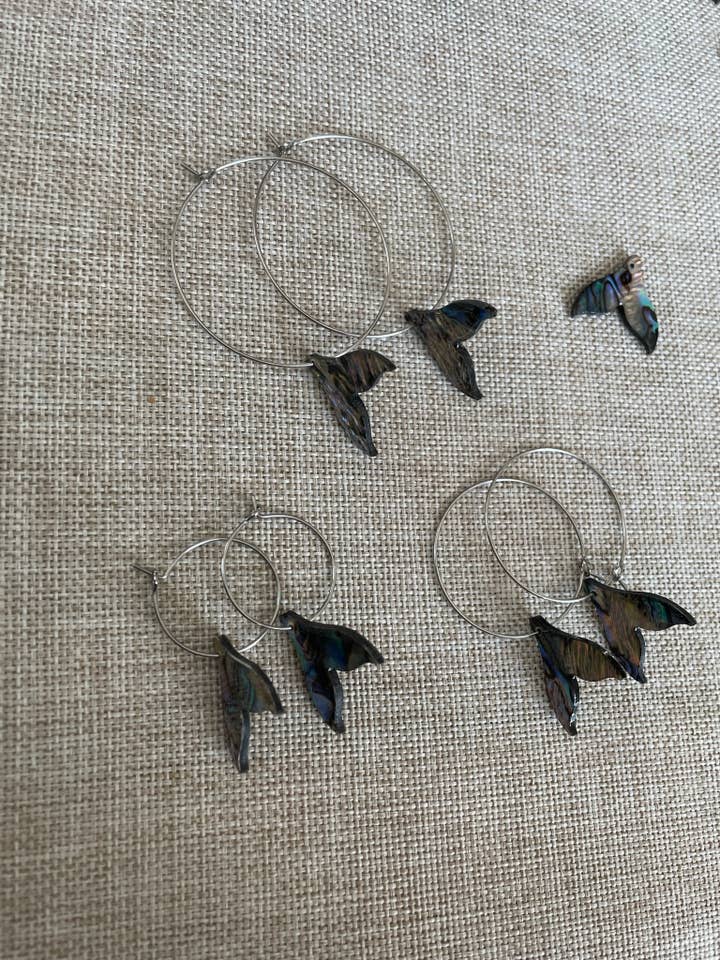 Cerceau en forme de queue de baleine pour la vente par Sea Allure Jewelry