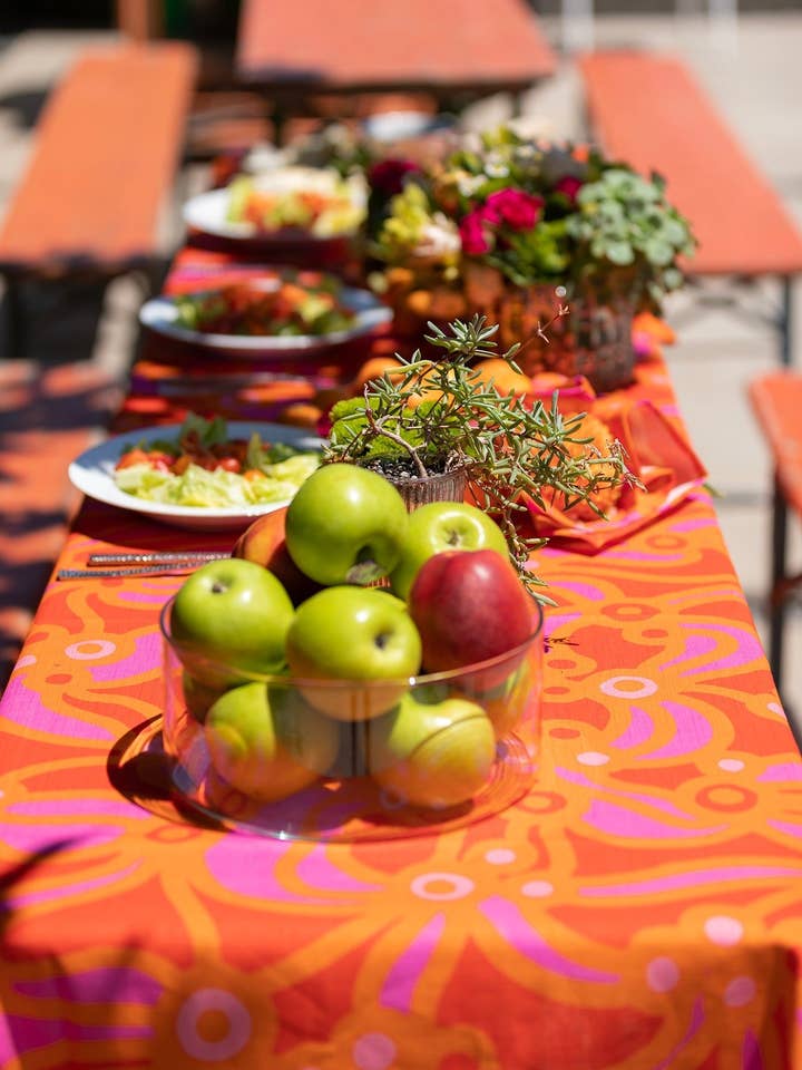 TISCHDECKE Chicka Boom Orange für den Großhandel von Lesley Evers