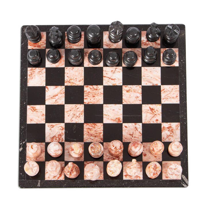 NOVICA - Vente Jeux de société - Petit jeu d'échecs en marbre Black And Pink Challenge (7,5 po)1