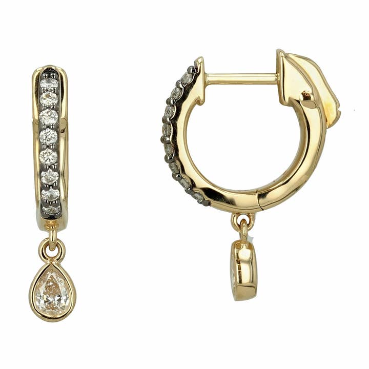 Diamanten Huggie Hoops met een druppelvormige diamant hanger voor wholesale door Rachel Reid Jewelry