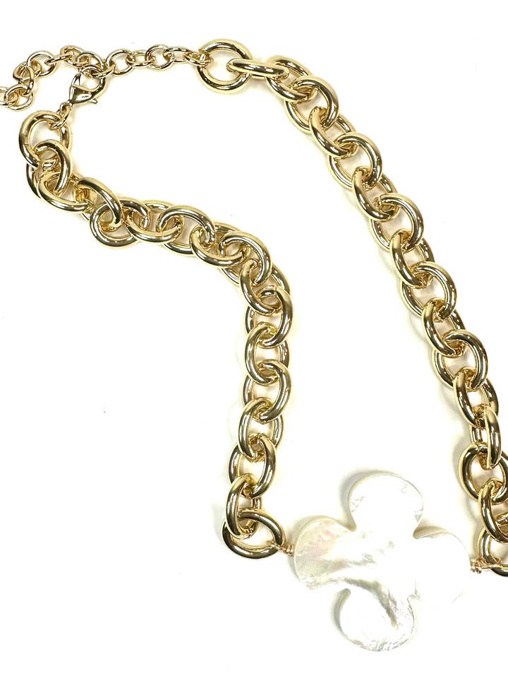 Collana a catena ovale in madreperla bianca su catenina ovale dorata per la vendita all'ingrosso da parte di Suzy T Designs