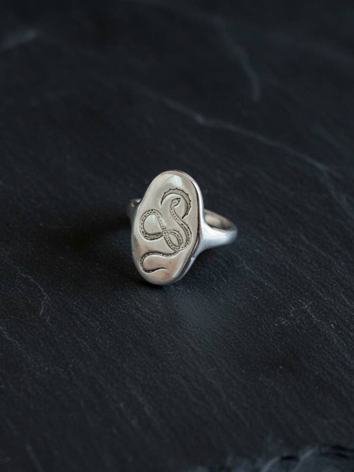 Ormen stigande ring för wholesale av Dea Dia