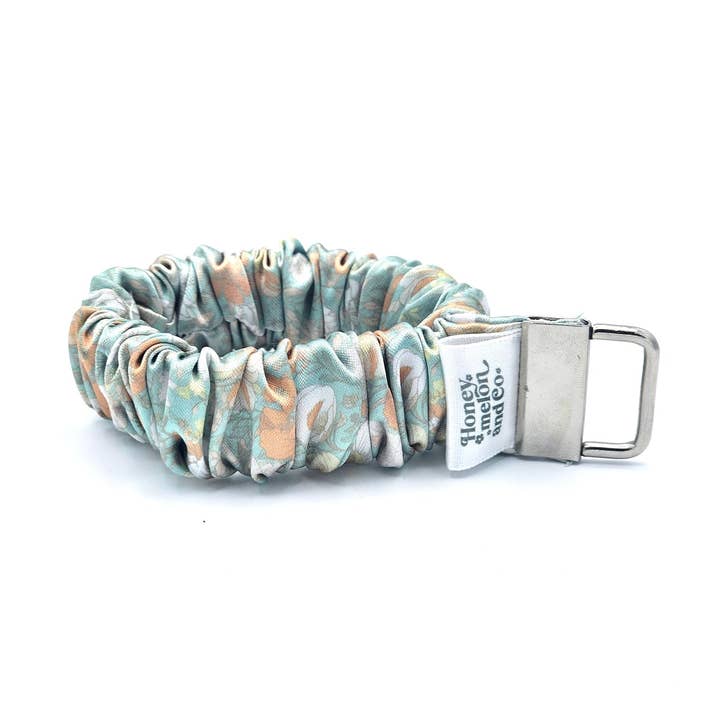 Porte-clés Scrunchie à fleurs vert clair pour la vente par Honeymelon and Co