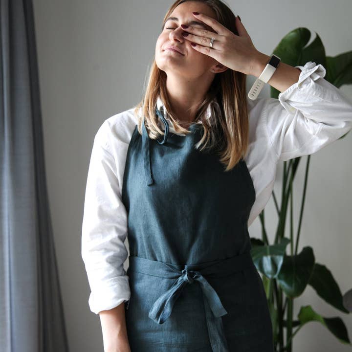 Linen Apron / Forest green for wholesale by dodesign