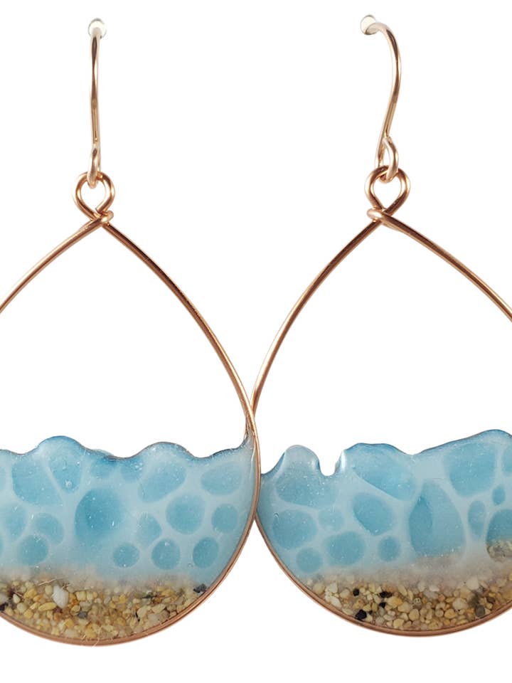 Brincos de água e areia de espuma do mar azul em ouro rosa por atacado de Skinny Pig Designs