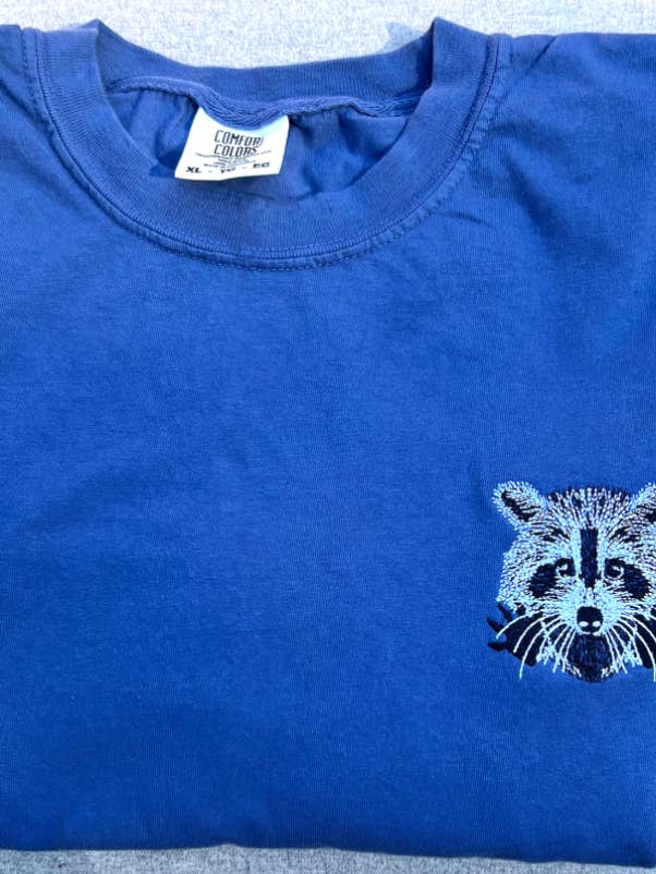 Raccoon Broderad T-shirt för wholesale av SGB Wholesale