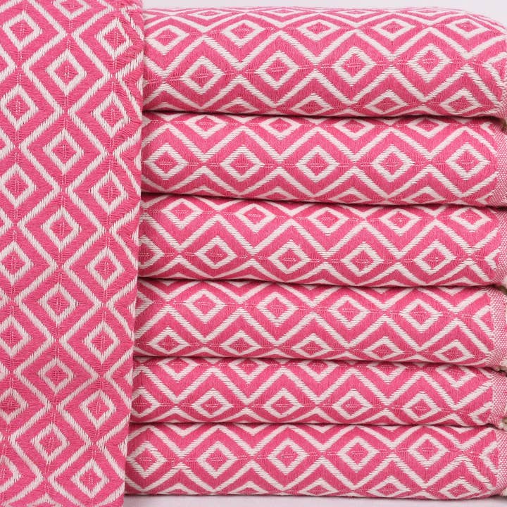 Monogrammeret strandhåndklæde, elegant bryllupsgave for engroshandel hos Organic Turkish Towels