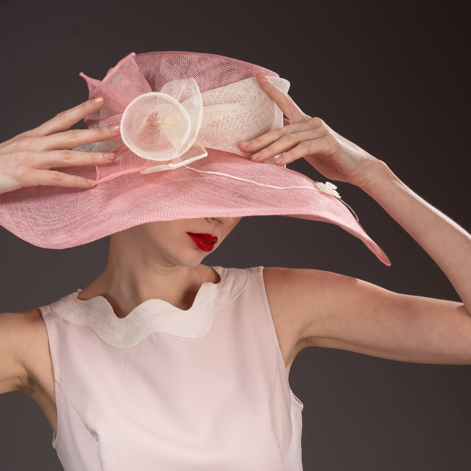 KaKyCo – Großhandel Fascinator – Damen – Zweifarbige Callalily Verzierte Breite Weiche Sinamay Hüte | 1171389