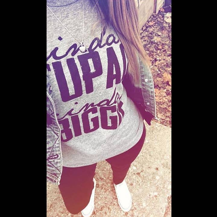 Camiseta Gráfica PAC & BIG em Material Misto por atacado de One Messy Bun