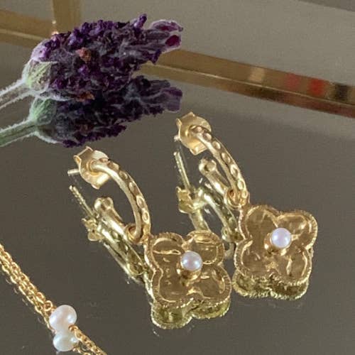 Brincos com pendente Sahara Hoop - 2 cores (banhado a ouro) por atacado de ACQUA LONDON