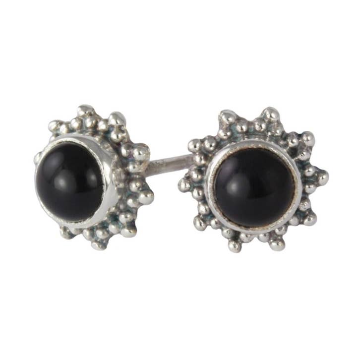 Puces d'oreilles à motif étoile avec onyx noir en argent sterling pour la vente par The Jewellery Store London